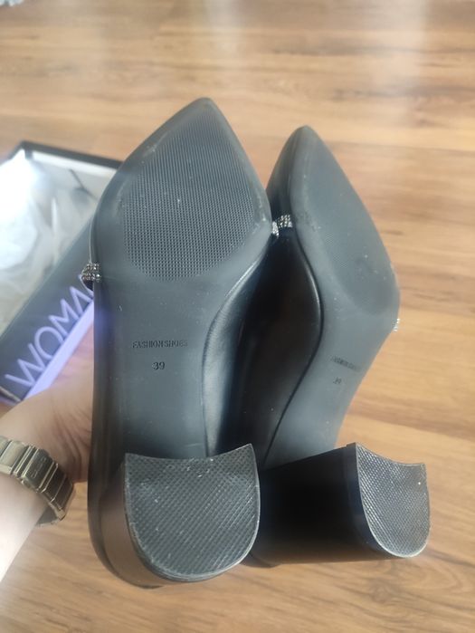 Официални обувки с дебел ток