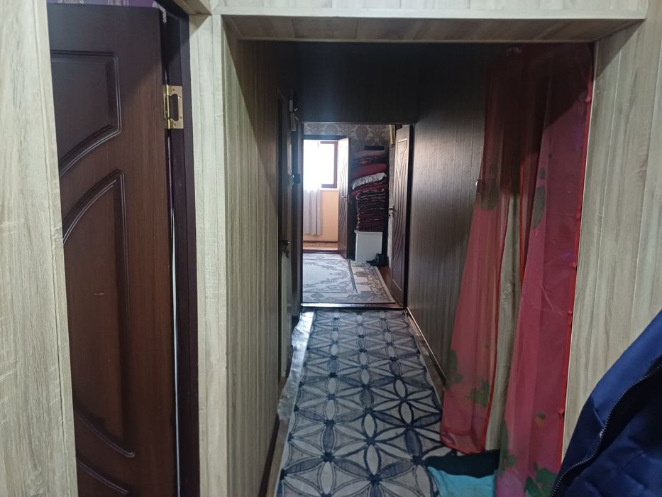 Uy sotiladi 2 xona 3 xona qilinga oshxona balkonda mebellari bilan