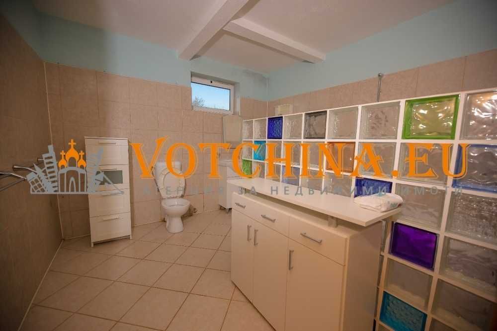 Простор и потенциал - масивна триетажна къща с панорамна гледка