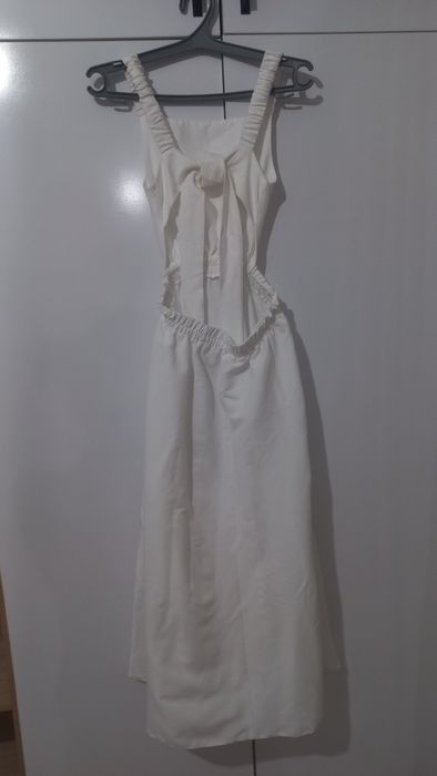 Продам платье белое с открытой спиной