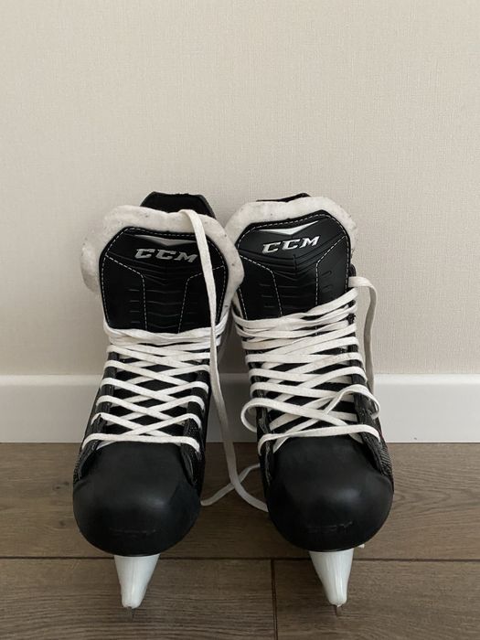 Продам коньки  размер 37