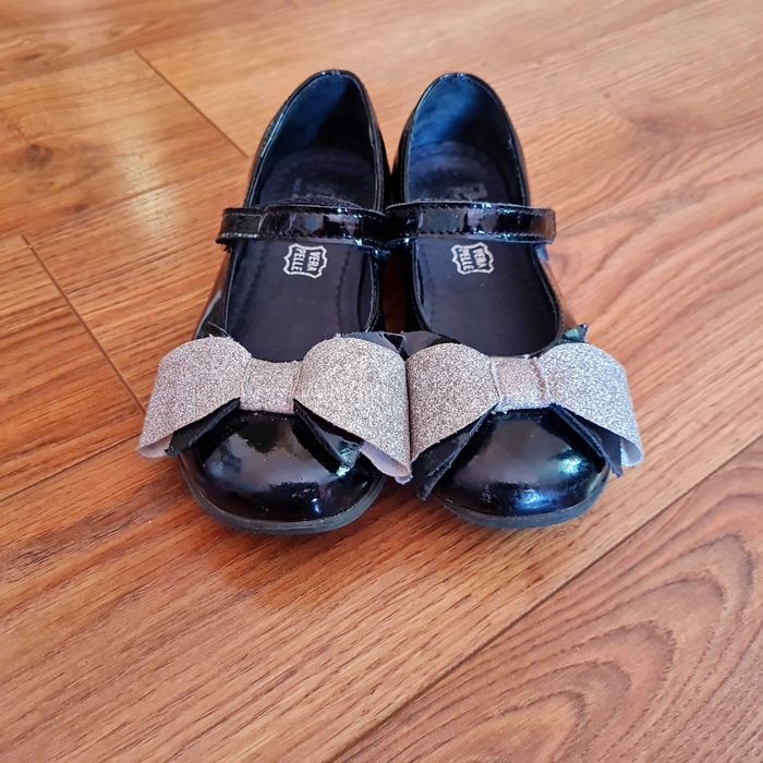 Balerini din piele lacuita cu funda argintie si bareta 29