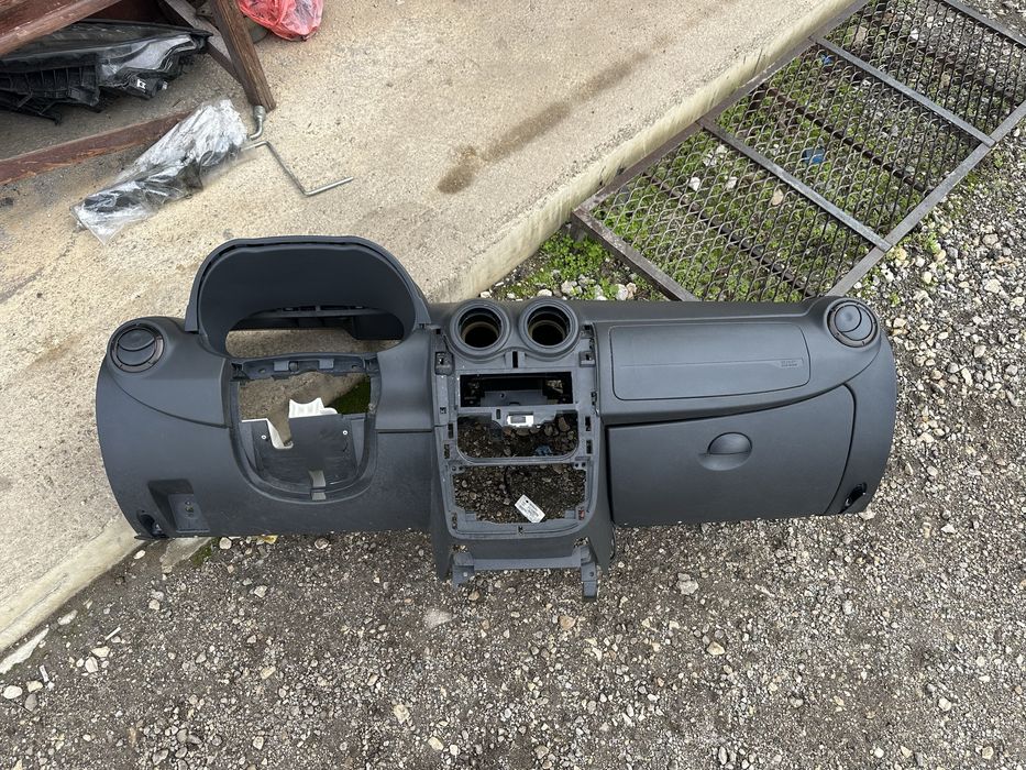 Табло със десен airbag за Дачия Дъстър