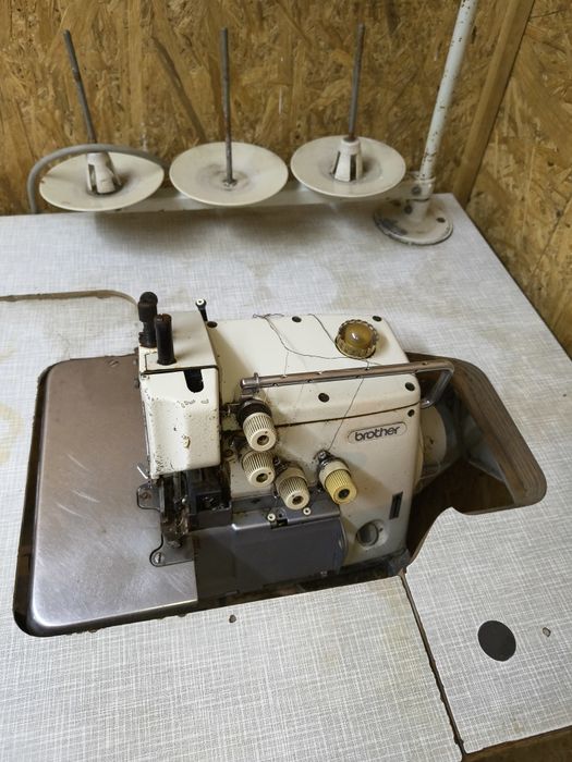 Mașină de surfilat industrială marca Brother