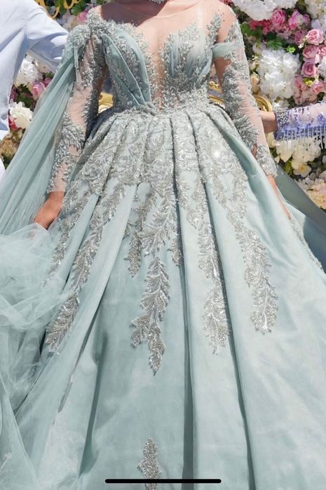 Годежна рокля с дълги ръкави