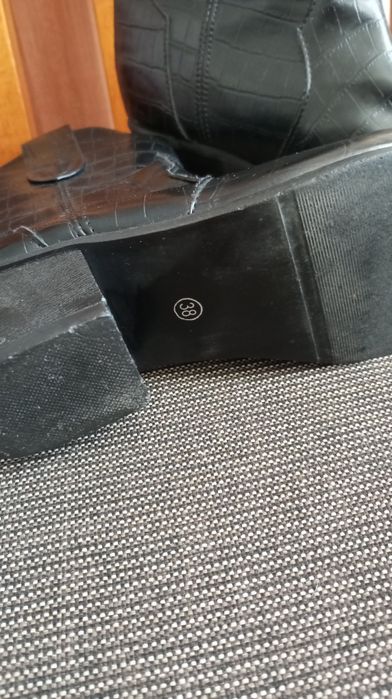 Сапожки чёрные и белые.