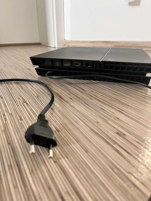 PlayStation 4 - 2 extra controllers + EA FC24 & F122