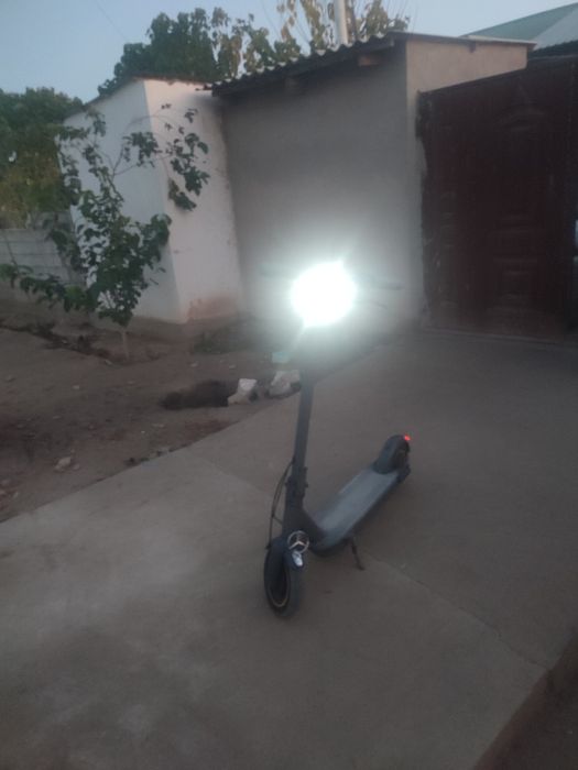 электросамокат    рассиядан   Кеган  холати  ало   заряатчги  бор