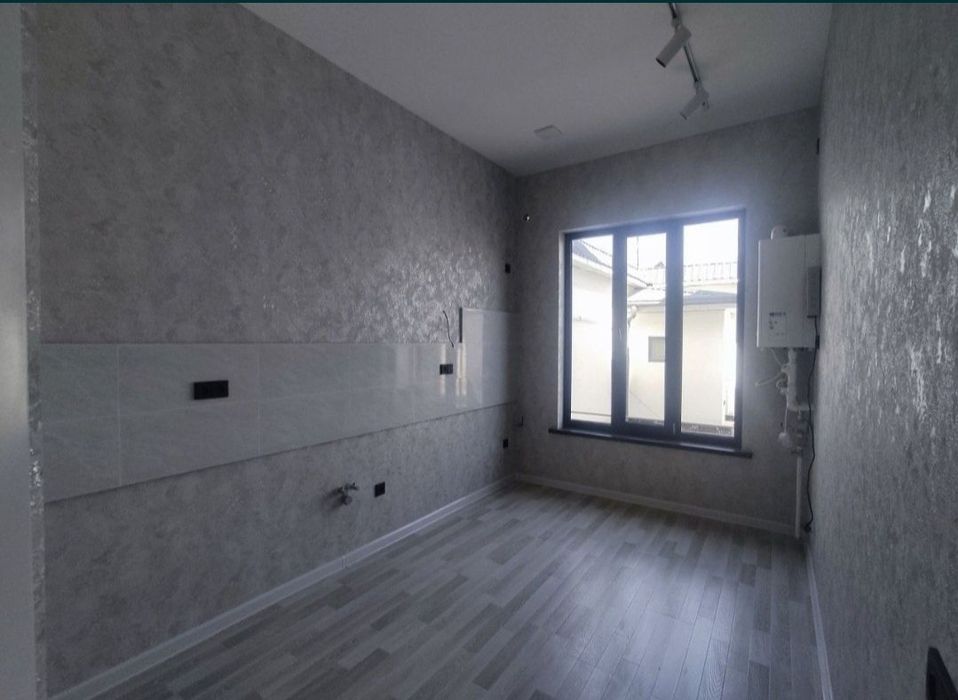 Bardankolda uy sotiladi 2 sotix 4 xona+xol padval