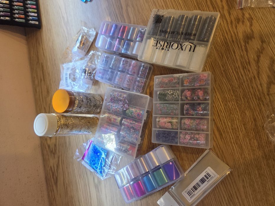 Vând produse de unghii