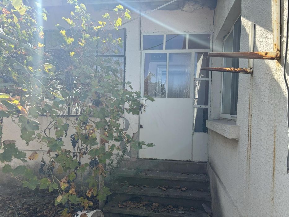 Къща с дворно място 1400 кв. м. с. Искра