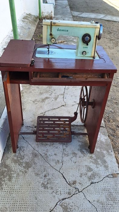 Mașina de cusut Veronica