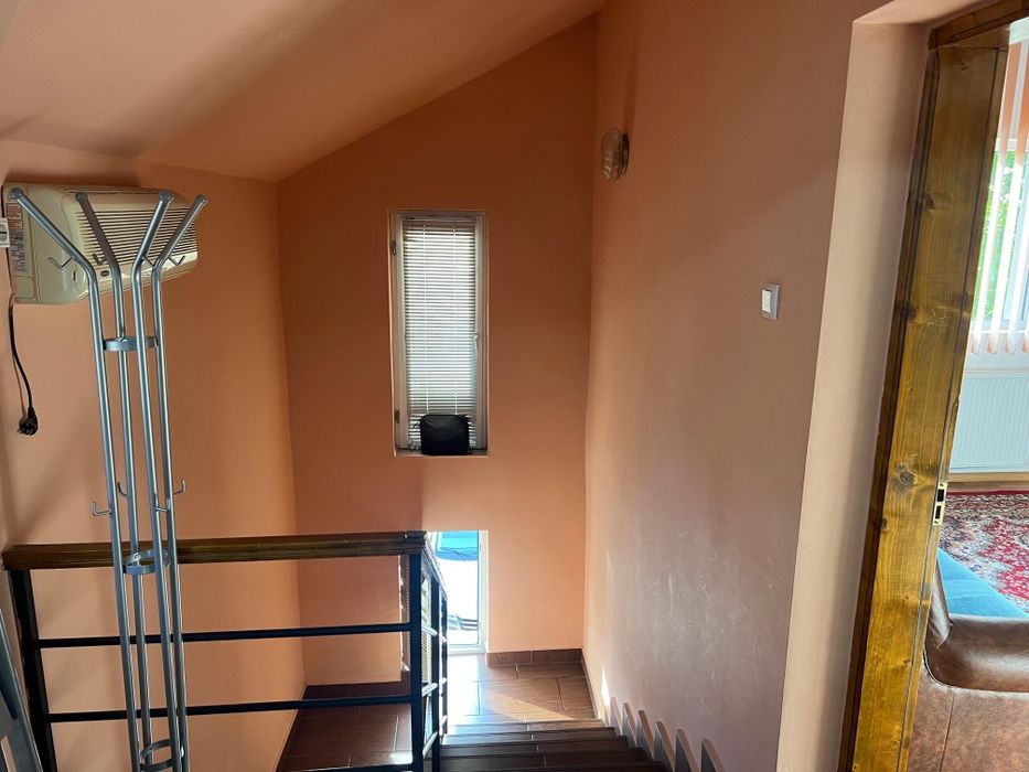 Inchiriez apartament 3 camera la etajul unei case