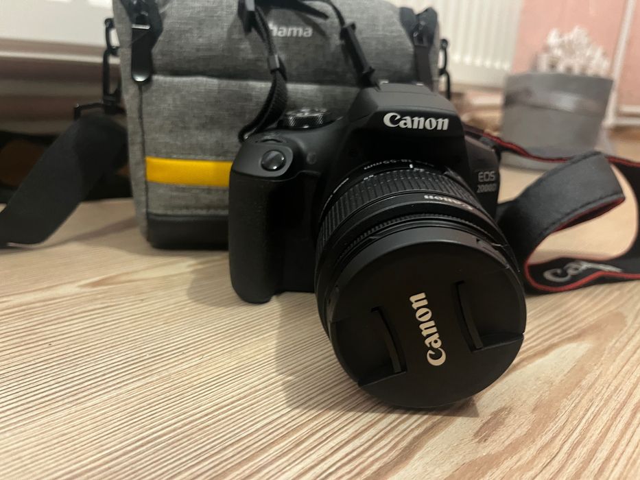 Фотоапарат Canon EOS 2000D + обектив 18-55mm IS II