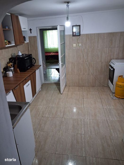 Casă cu 3 camere, teren 710 mp, utilități