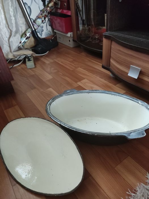 Утятница , чугунная  сколов нет , крышка плотно закрывается