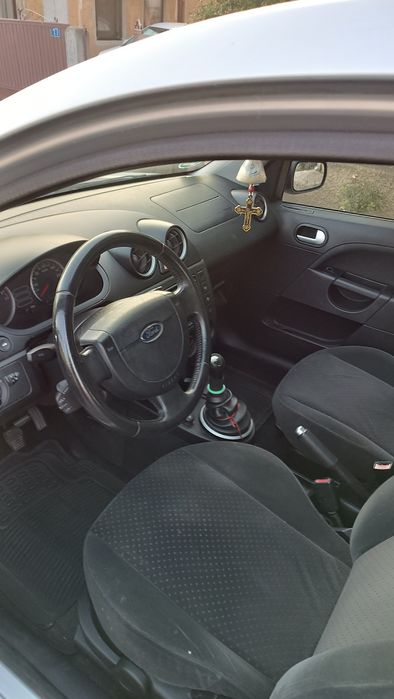 Vând Ford Fiesta -2005