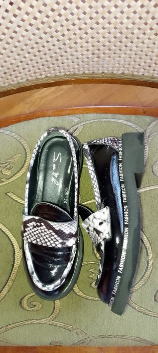 Лоферы черно - белые.