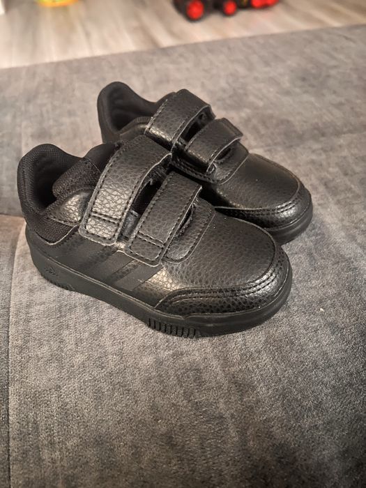 Incaltaminte  noi Adidas marimea 23