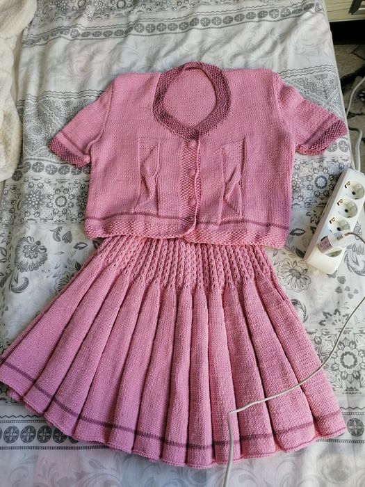 Плетено костюмче за момиче 10 - 11 години. Дължина на полата 40 см.