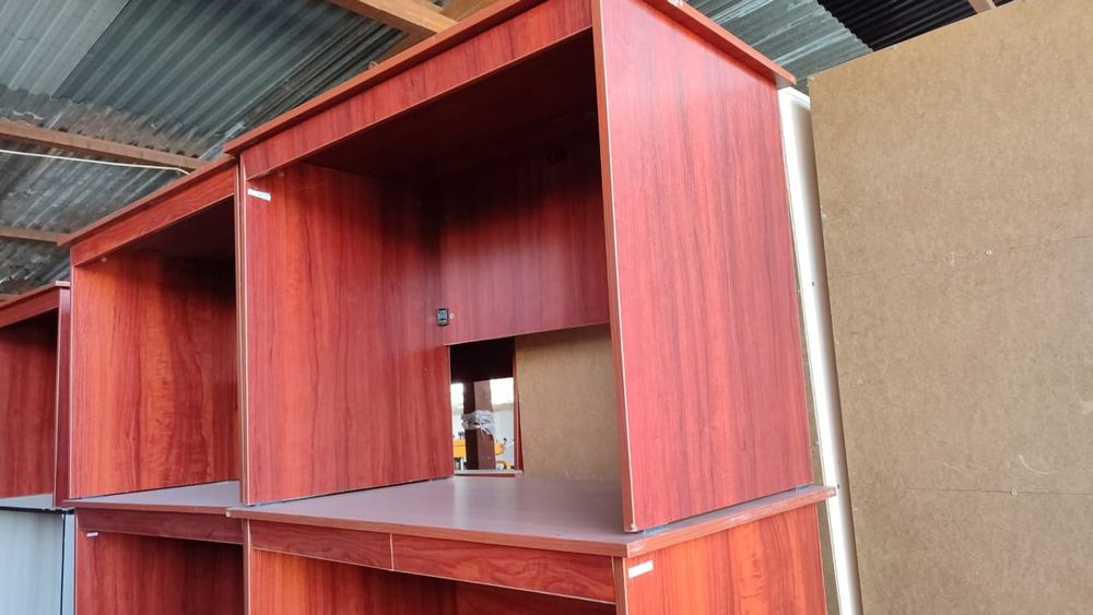 Офисные столы с ящиками