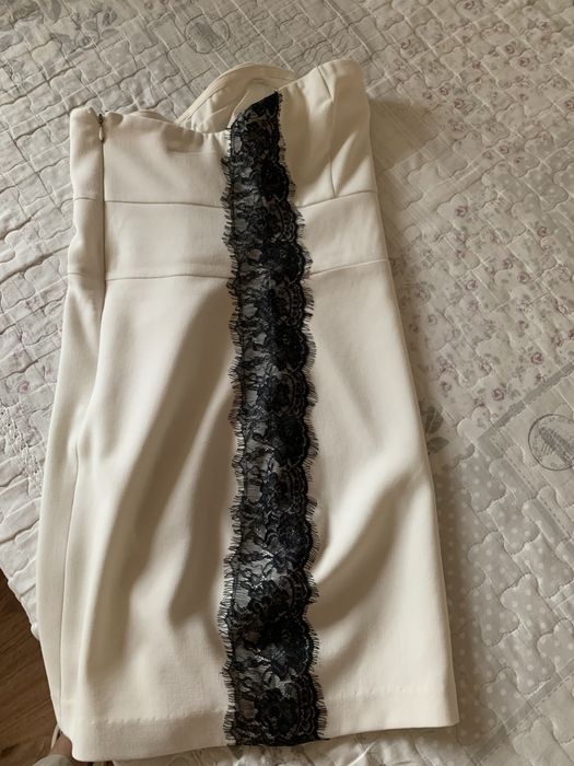 Рокля - мини , стилна и елегантна, с дантела отстрани