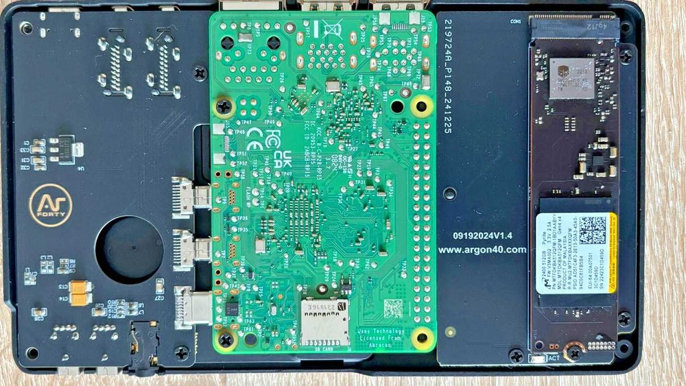 Raspberry Pi 5 8GB + Argon ONE V5 NVMe кутия + 512GB SSD + Захранване