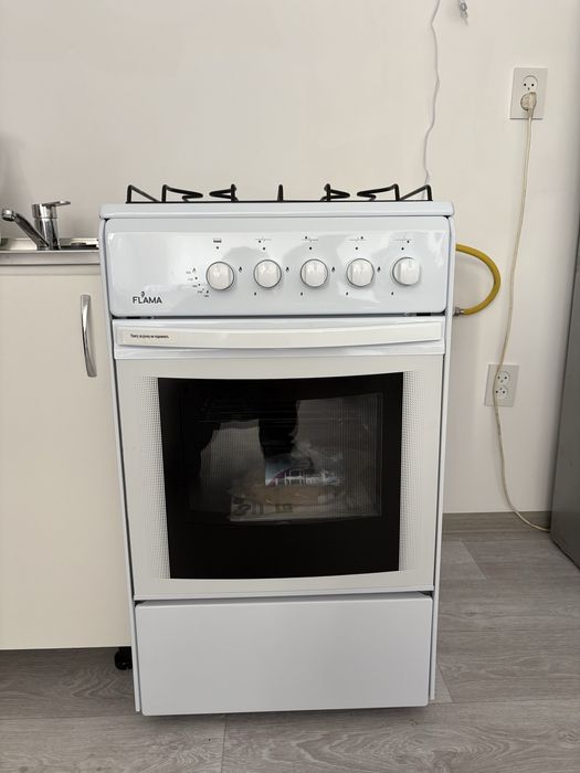 Практически новая газовая плита — идеальное состояние!