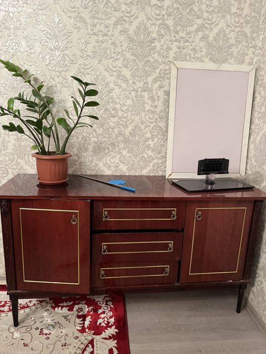 Шифоньер,сервант