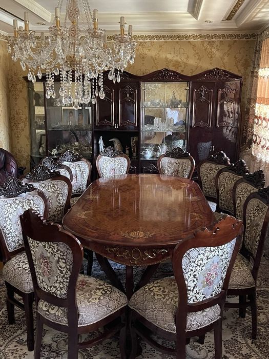 Продаётся стол + 12 стульев ( комплект) б/у в отличном состоянии