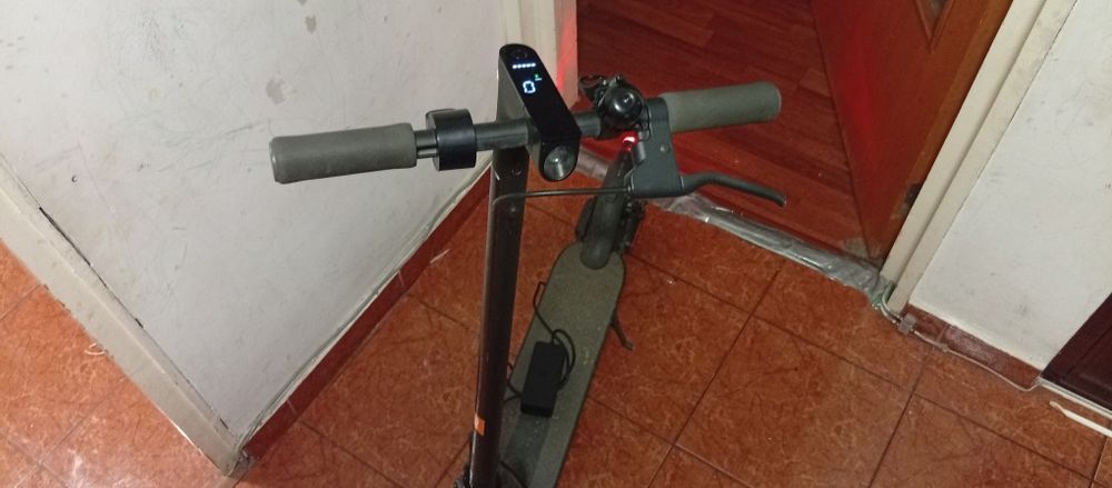 Vând trotineta electrica Xiaomi