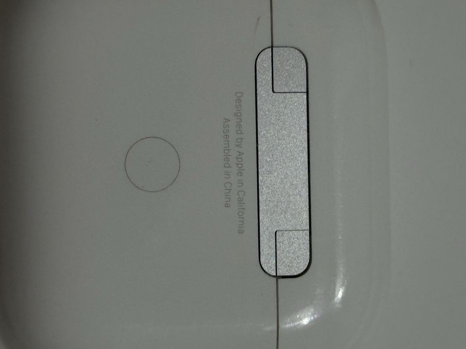 AirPods 3 поколения.