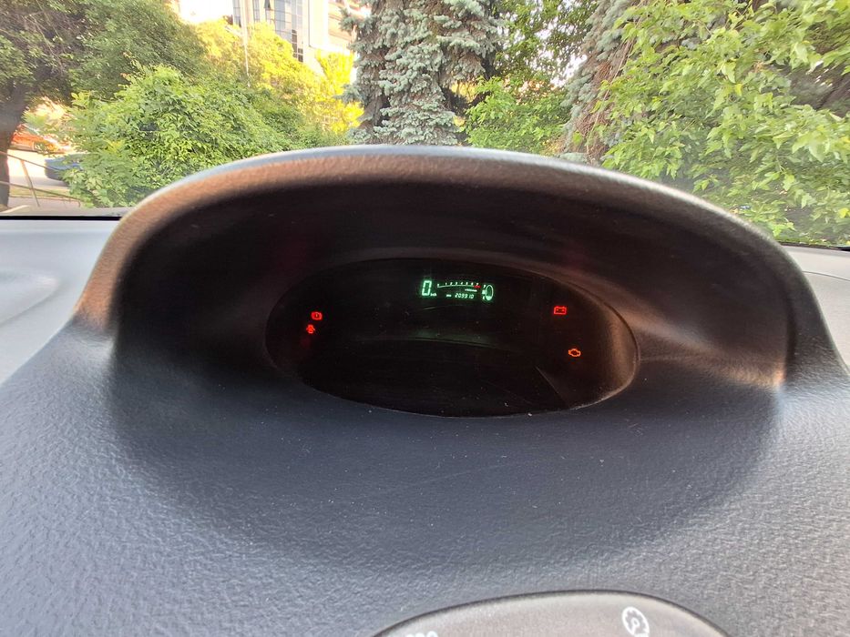 Toyota Yaris Verso 1.3, в движение, 2 комплекта гуми, климатик