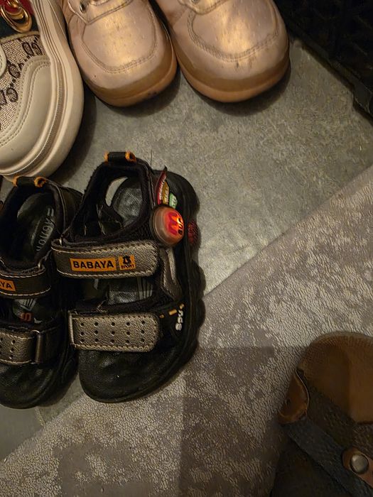 Обувь детская продается