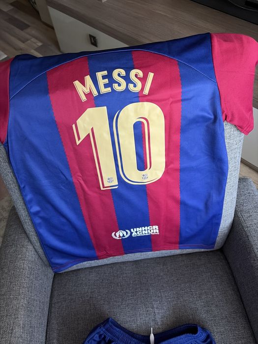 Set tricou + pantaloni scurti FCB Messi- 10 - 11 ani