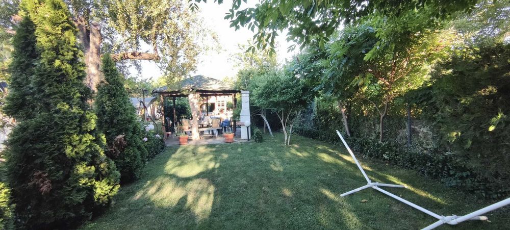 Къща с басейн и просторен двор в с. Скравена.