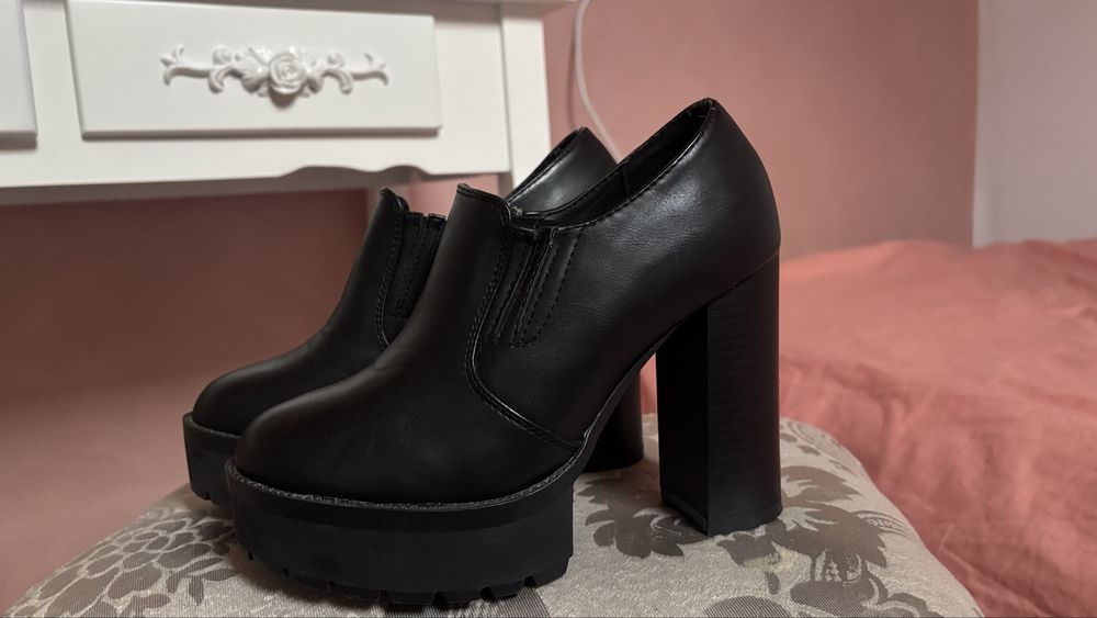 Botine cu calapod inalt , marime 36