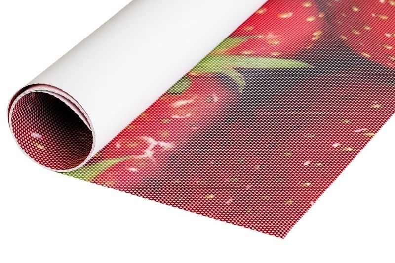 Широкоформатная печать на перфорированной пленке