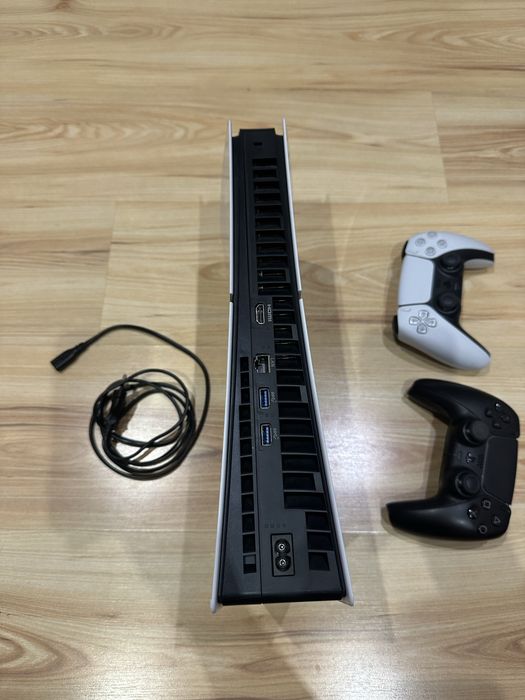 Playstation 5 + 2 джойстика и гаранция + кутия