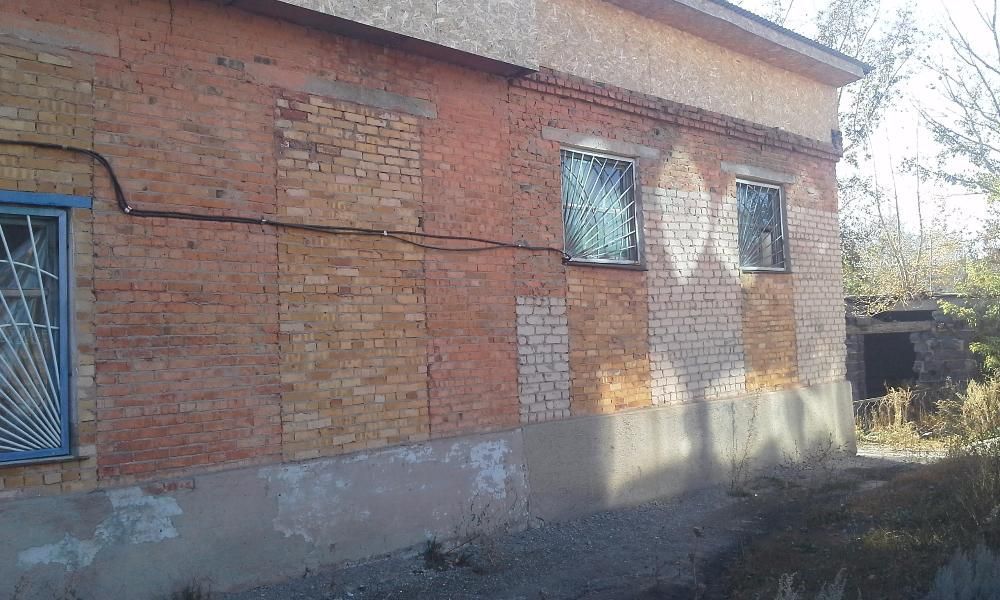 Продам половину здания