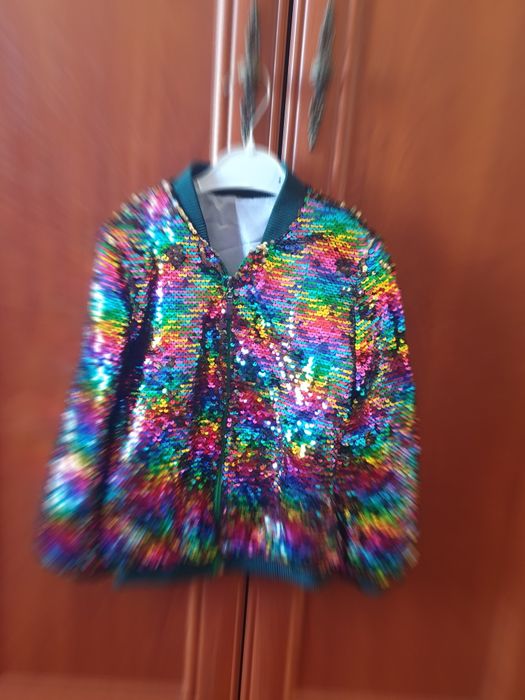 Қыз баланың киімдері сатылады