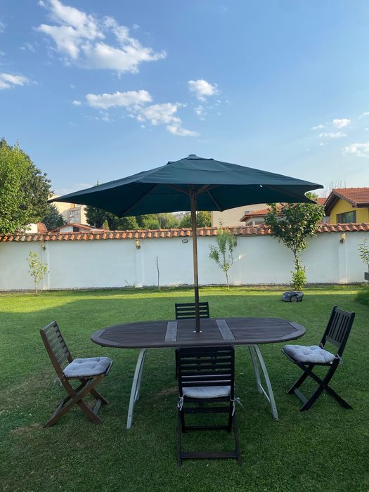 Градинска маса със столове и чадър