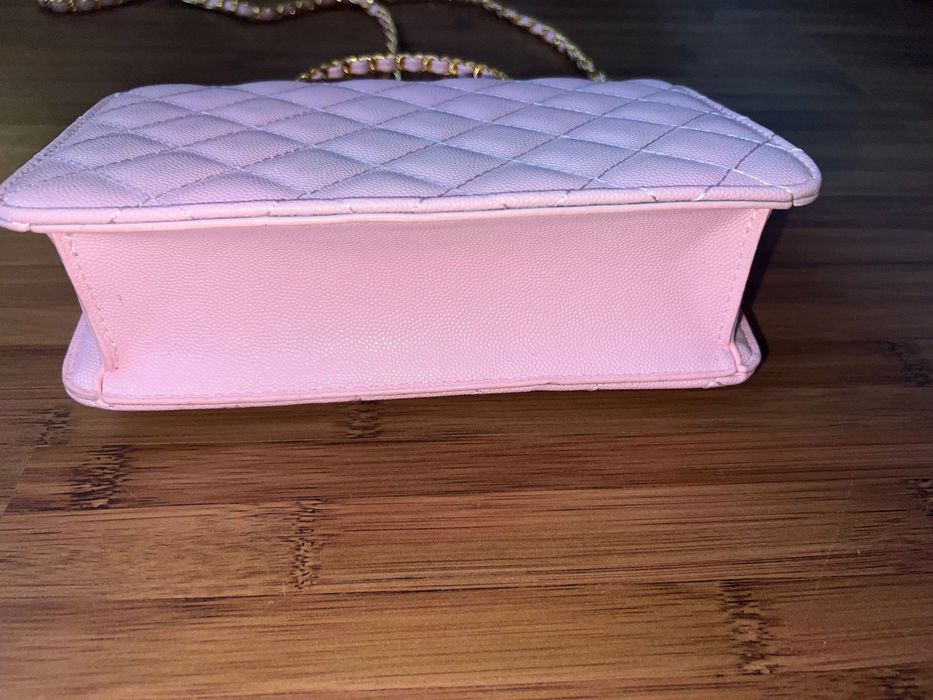 Розова чанта Chanel със златни детайли