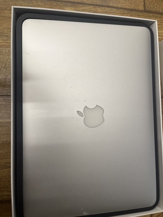 Macbook 2011 отличное состояние