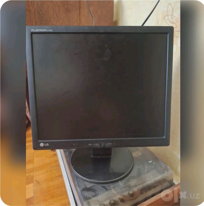 Рабочий монитор LG Flatron L1742S-BF
