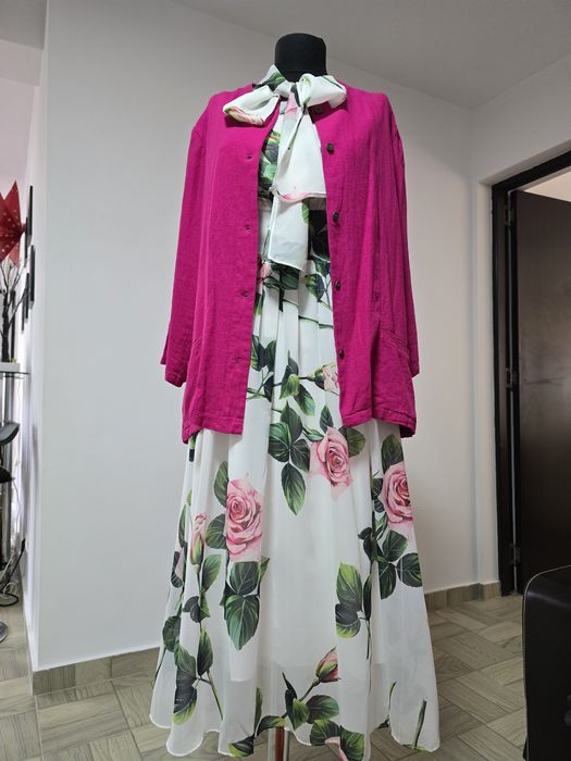 Rochie superba, model cu trandafiri, funda in zona bustului