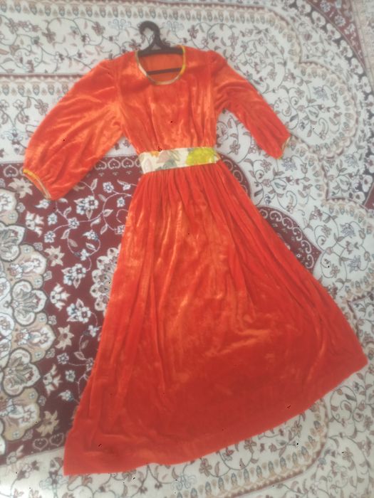 Көйлек сатылады өте әдемі белбеу бар.