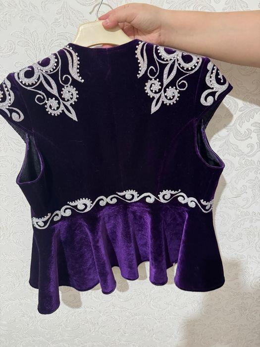 Камзол мен кажекей сатылады.