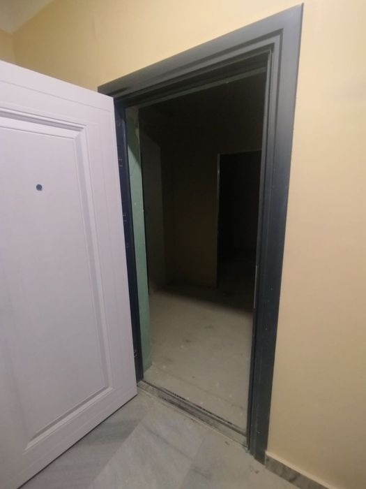 1 хоналик новостройка сотилади!!! Янгийул центирда.