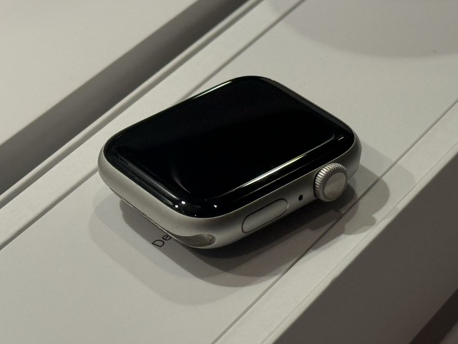 Apple Watch S5 44mm Silver (бял) - Перфектен!